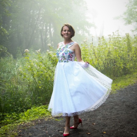 Robe en tulle blanc mi longue sans manches , dos ouvert, brodée à la main