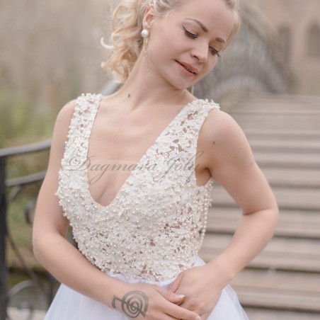 Long sleeveless tulle and lace wedding dress