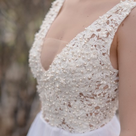 Long sleeveless tulle and lace wedding dress