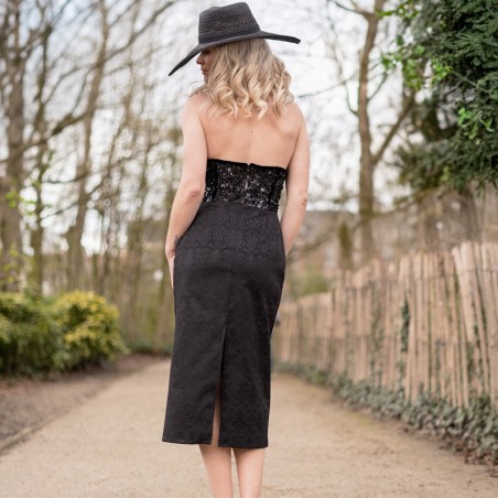 Elegant strapless evening dress with refined silhouette