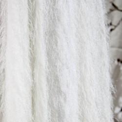 Zoom sur la texture du tissu de la robe de mariée