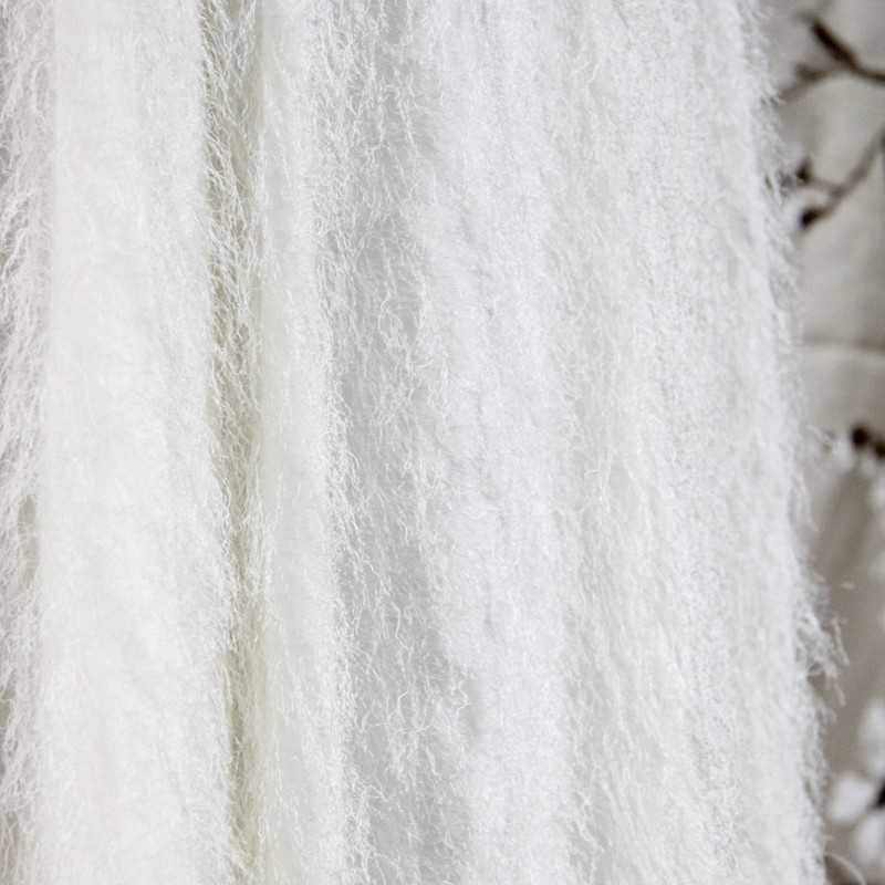 Zoom sur la texture du tissu de la robe de mariée