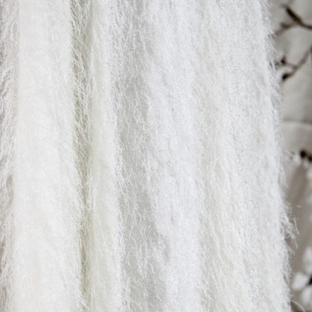 Zoom sur la texture du tissu de la robe de mariée