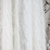 Zoom sur la texture du tissu de la robe de mariée