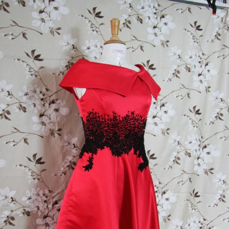 Red mi-long sleeveless dress with boat neckline, 50s inspired style