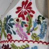 Zoom sur la broderie florale du bustier de la robe de mariée