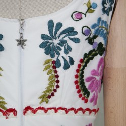 Vue rapprochée des coutures et broderies réalisées à la main