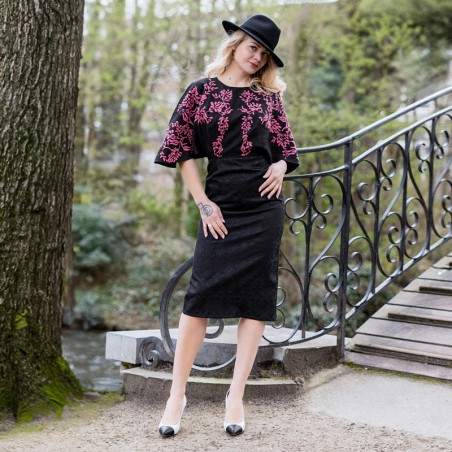 Vue face de la robe noire à manches papillon , brodée main