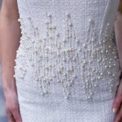 Gros plan sur les finitions en perles et la matière texturée de la robe bustier