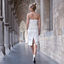 Vue de dos de la robe de mariée bustier, soulignant la coupe ajustée et les détails en perles