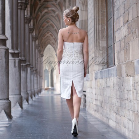 Vue de dos de la robe de mariée bustier, soulignant la coupe ajustée et les détails en perles