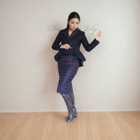 Tailleur croisé jupe crayon , veste à basque asymétrique, fait sur mesure