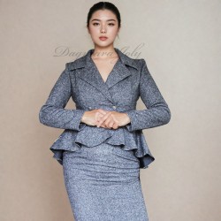 Blazer à boutonnage croisée en tweed gris à basque  asymétrique, fait sur mesure