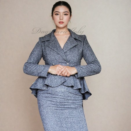 Tailleur gris jupe crayon avec veste à basque double boutonnage
