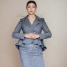 Tailleur gris jupe crayon avec veste à basque double boutonnage