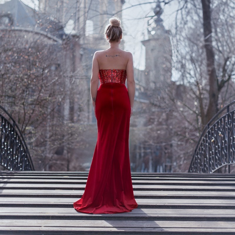 Vue arrière de la robe longue bustier fourreau de soirée en velour