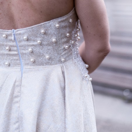 Gros plan sur les ornements faits main de la robe de mariée bustier, fabrication française.