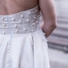 Gros plan sur les ornements faits main de la robe de mariée bustier, fabrication française.