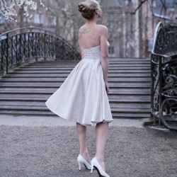 Dos de la robe princesse bustier, dessous du genou, fluide et unique, confectionnée en France