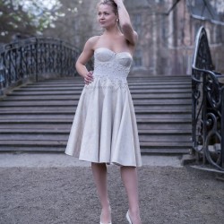 Profil de la robe de mariée bustier, longueur dessous du genou, silhouette swing élégante