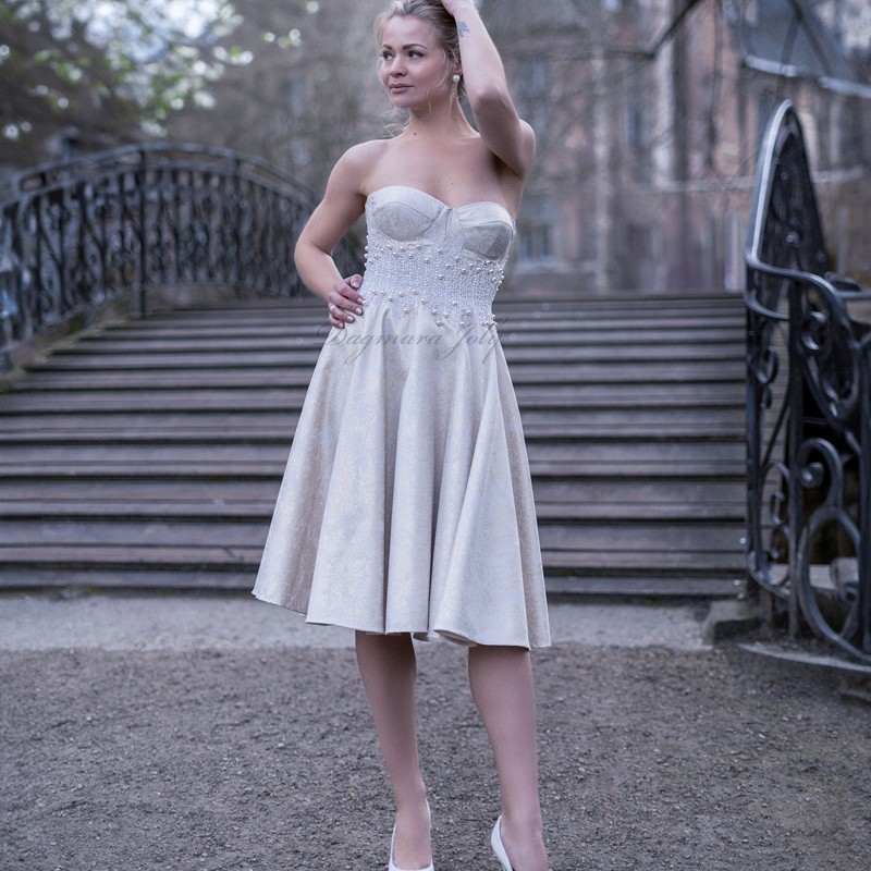 Profil de la robe de mariée bustier, longueur dessous du genou, silhouette swing élégante