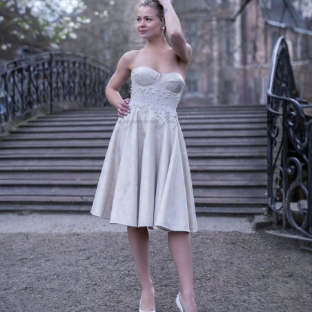 Profil de la robe de mariée bustier, longueur dessous du genou, silhouette swing élégante