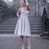 Profil de la robe de mariée bustier, longueur dessous du genou, silhouette swing élégante