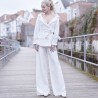 Veste portefeuille ceinturée blanc à épaulé dénudée en tweed