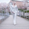 Veste portefeuille ceinturée blanc à épaulé dénudée en tweed