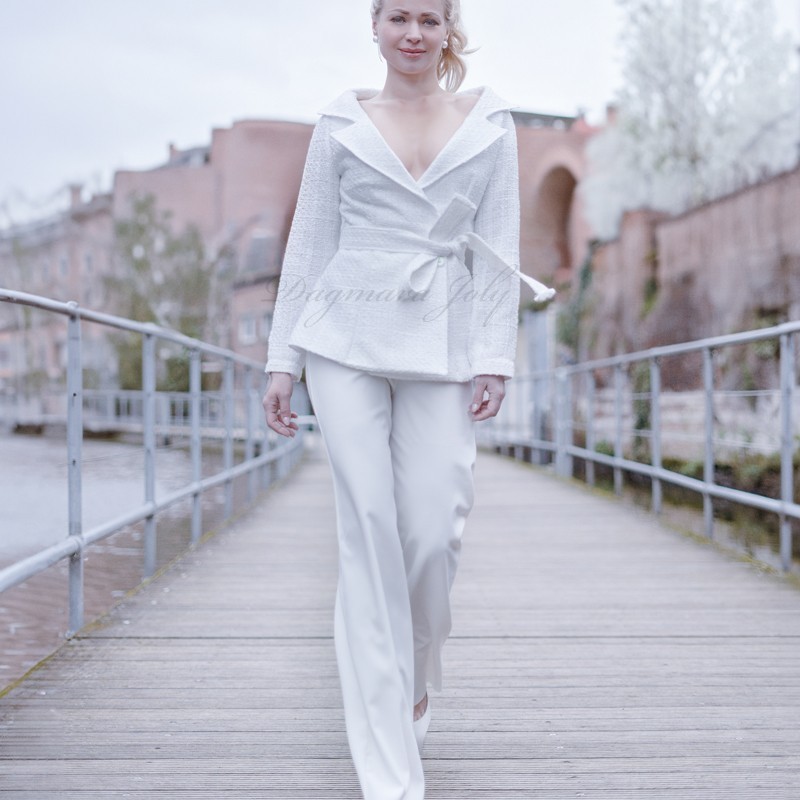 Veste portefeuille ceinturée blanc à épaulé dénudée en tweed