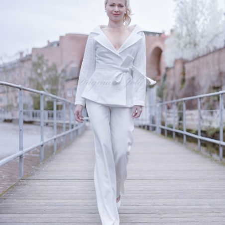 Veste portefeuille ceinturée blanc à épaulé dénudée en tweed