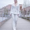 Veste portefeuille ceinturée blanc à épaulé dénudée en tweed