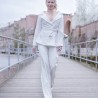 Veste portefeuille ceinturée blanc à épaulé dénudée en tweed