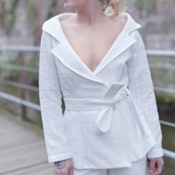 Veste portefeuille ceinturée blanc à épaulé dénudée en tweed