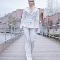 Tailleur blanc de mariée, avec veste portefeuille ceinturée et pantalon large , fait sur mesure