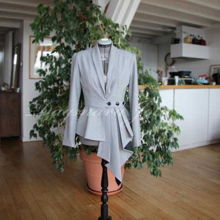 Tailor-made blazer with an asymmetrical peplum and shawl collar, long cut enhancing the waist with a modern look.