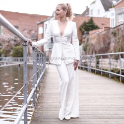 Tailleur couture blanc haut de gamme avec blazer à basque évasée et décorations brodées à la main.