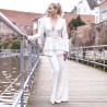 Tailleur couture blanc haut de gamme avec blazer à basque évasée et décorations brodées à la main.