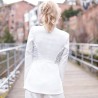 Costume blanc luxueux avec pantalon et blazer long à basque, enrichi de détails faits main.
