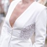 Tailleur pantalon couture blanc avec blazer à basque longue et broderies artisanales, idéal pour une occasion formelle.
