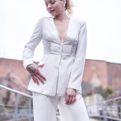 Costume blanc avec blazer à basque et ornements faits main, parfait pour un tapis rouge ou une tenue de mariée moderne.