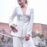 Costume blanc avec blazer à basque et ornements faits main, parfait pour un tapis rouge ou une tenue de mariée moderne.