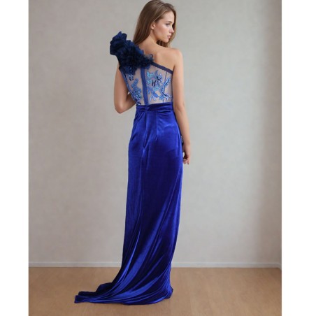 Montrant l'élégance et la coupe asymétrique de la robe, accentuant sa silhouette.