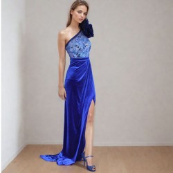 Robe longue une épaule en velours bleu roi, avec une fente avant élégante. Design moderne et sophistiqué.
