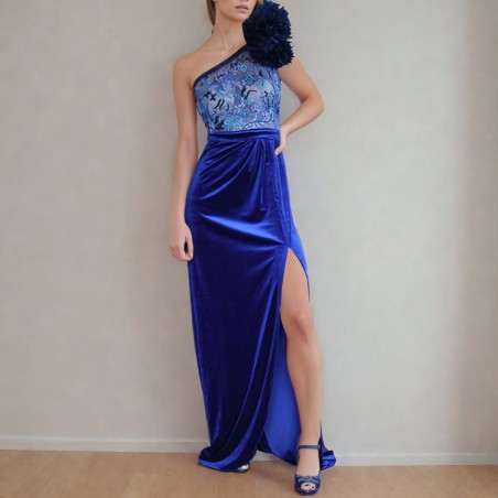 Détail de la fente élégante qui ajoute une touche de sensualité à la robe.