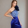 Gros plan sur le velours bleu roi, montrant la richesse de la texture et la profondeur de la couleur