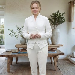 Vue de face de la veste de mariée blanche asymétrique en tweed pour femme mettant en valeur son design structuré.