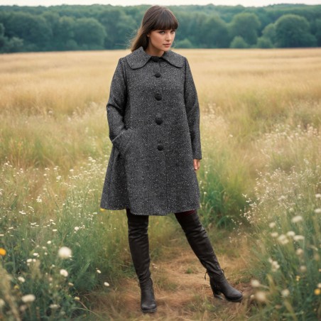 Manteau évasé  coupe trapeze avec col claudine à manches longues droites réalisé en tweed noir
