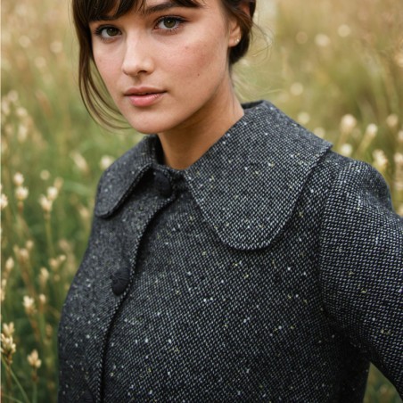 Manteau évasé  coupe trapeze avec col claudine à manches longues droites réalisé en tweed noir