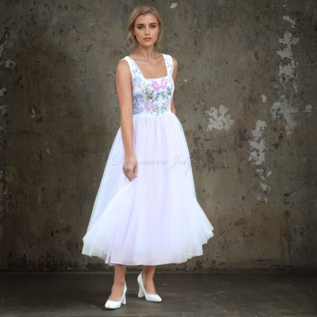 Robe romantique en tulle portée par une femme, silhouette fluide